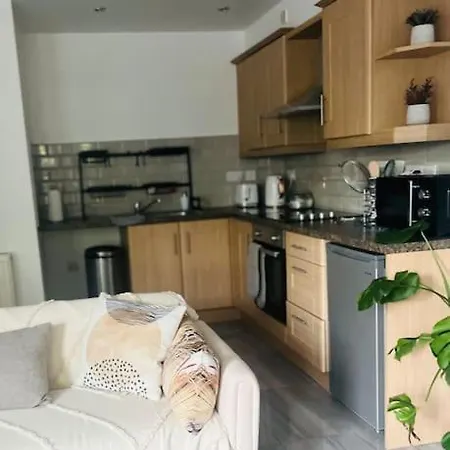 Modern 2 Bed Apartment With Free Parking And Netflix Dawley Exterior photo