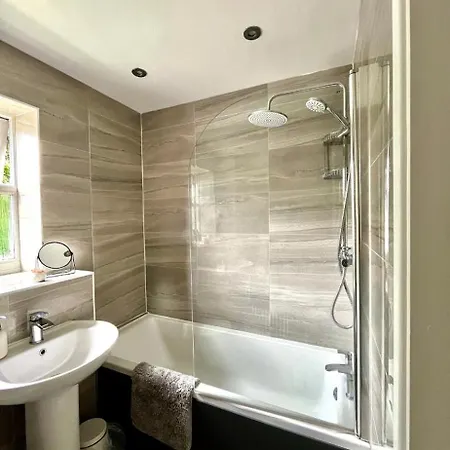 Modern 2 Bed Apartment With Free Parking And Netflix Dawley Exterior photo