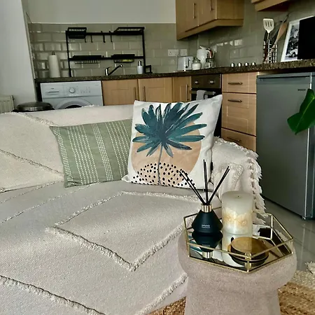 Modern 2 Bed Apartment With Free Parking And Netflix Dawley Exterior photo