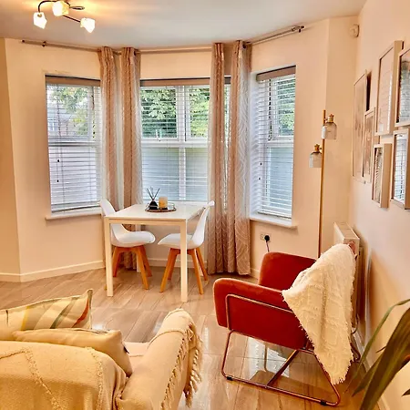 Modern 2 Bed Apartment With Free Parking And Netflix Dawley Exterior photo