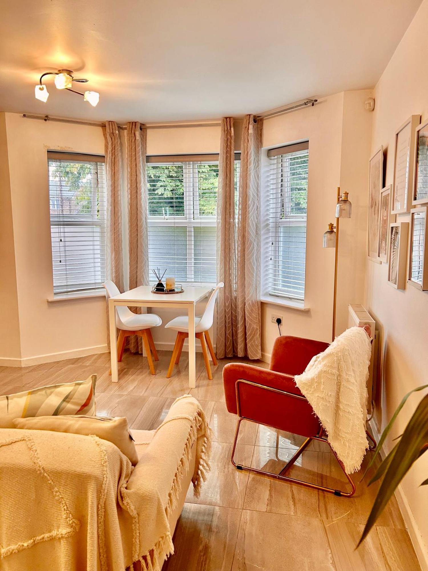 Modern 2 Bed With Free Parking And Netflix Apartment