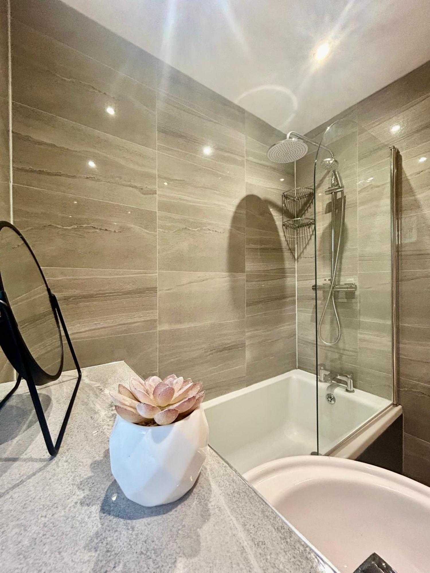 Apartment Modern 2 Bed With Free Parking And Netflix *