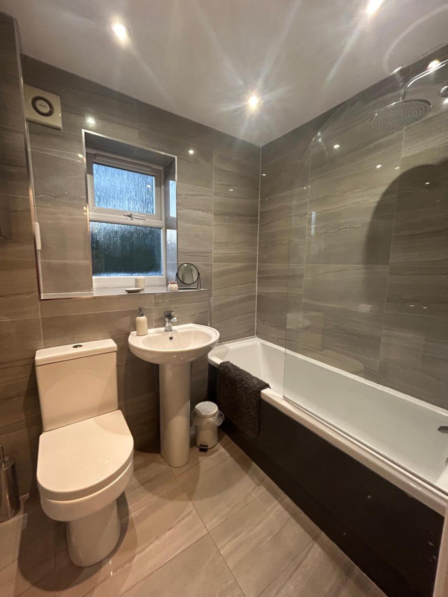 Modern 2 Bed With Free Parking And Netflix