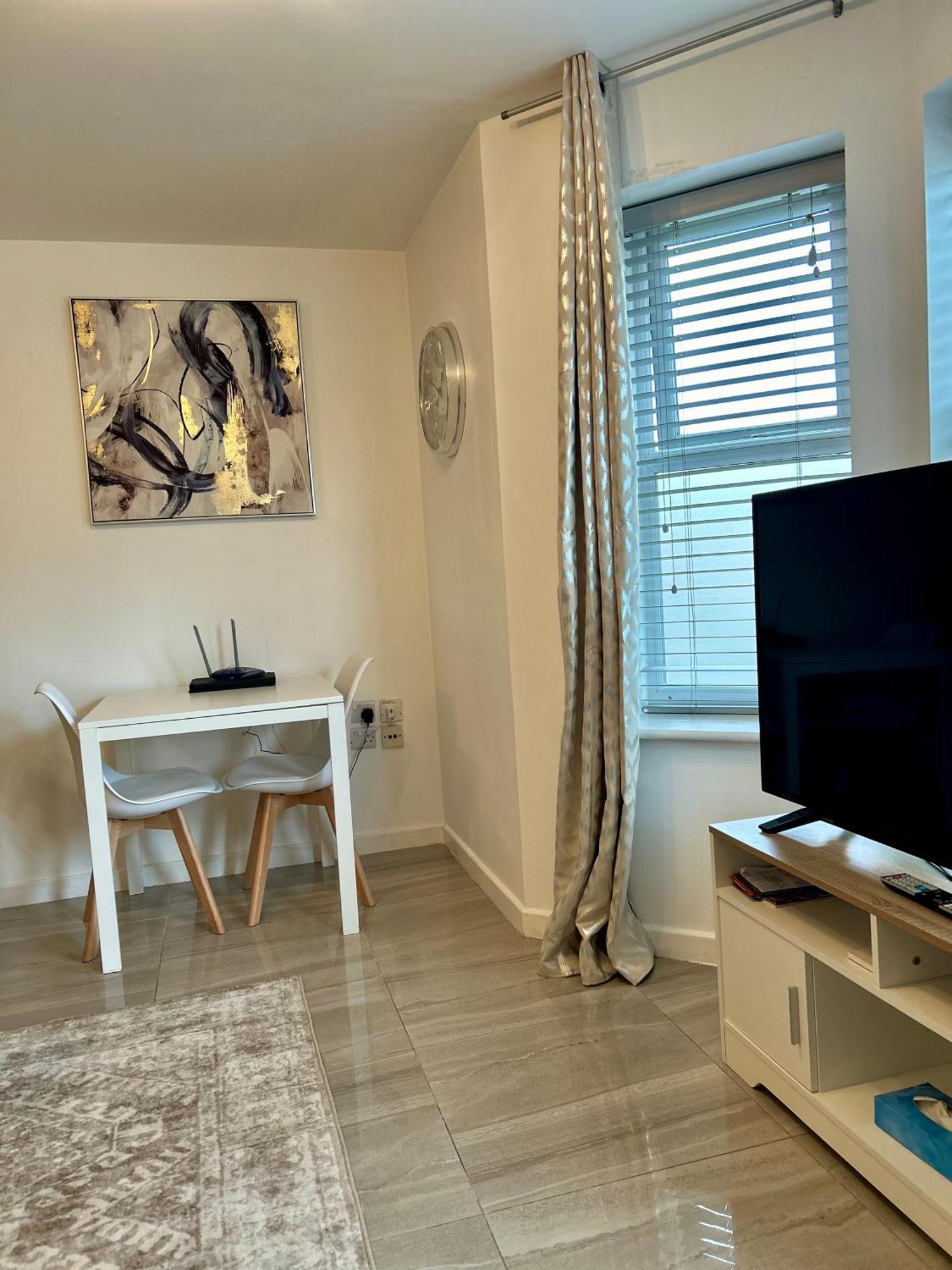 Apartment Modern 2 Bed With Free Parking And Netflix Dawley