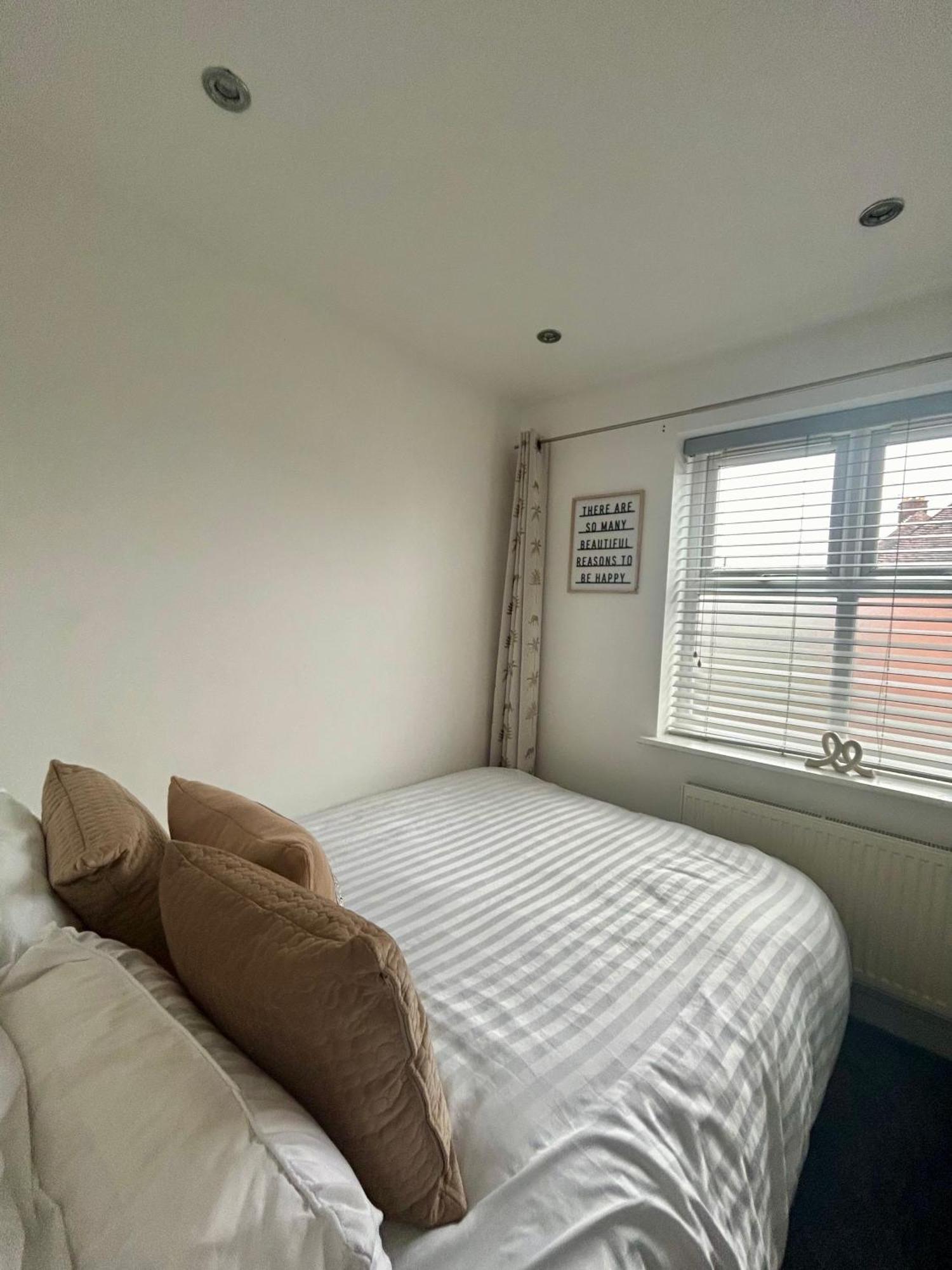 Modern 2 Bed With Free Parking And Netflix * Dawley