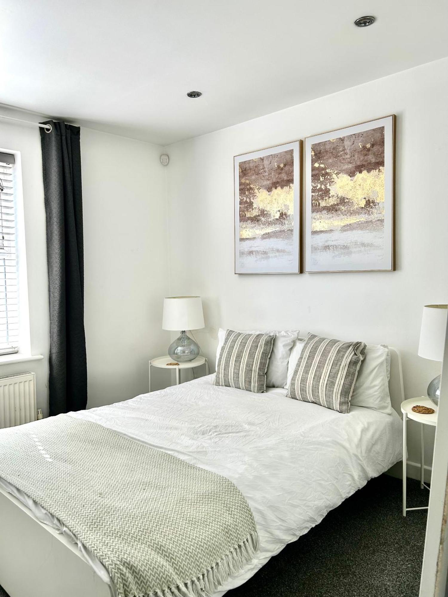 Apartment Modern 2 Bed With Free Parking And Netflix Dawley