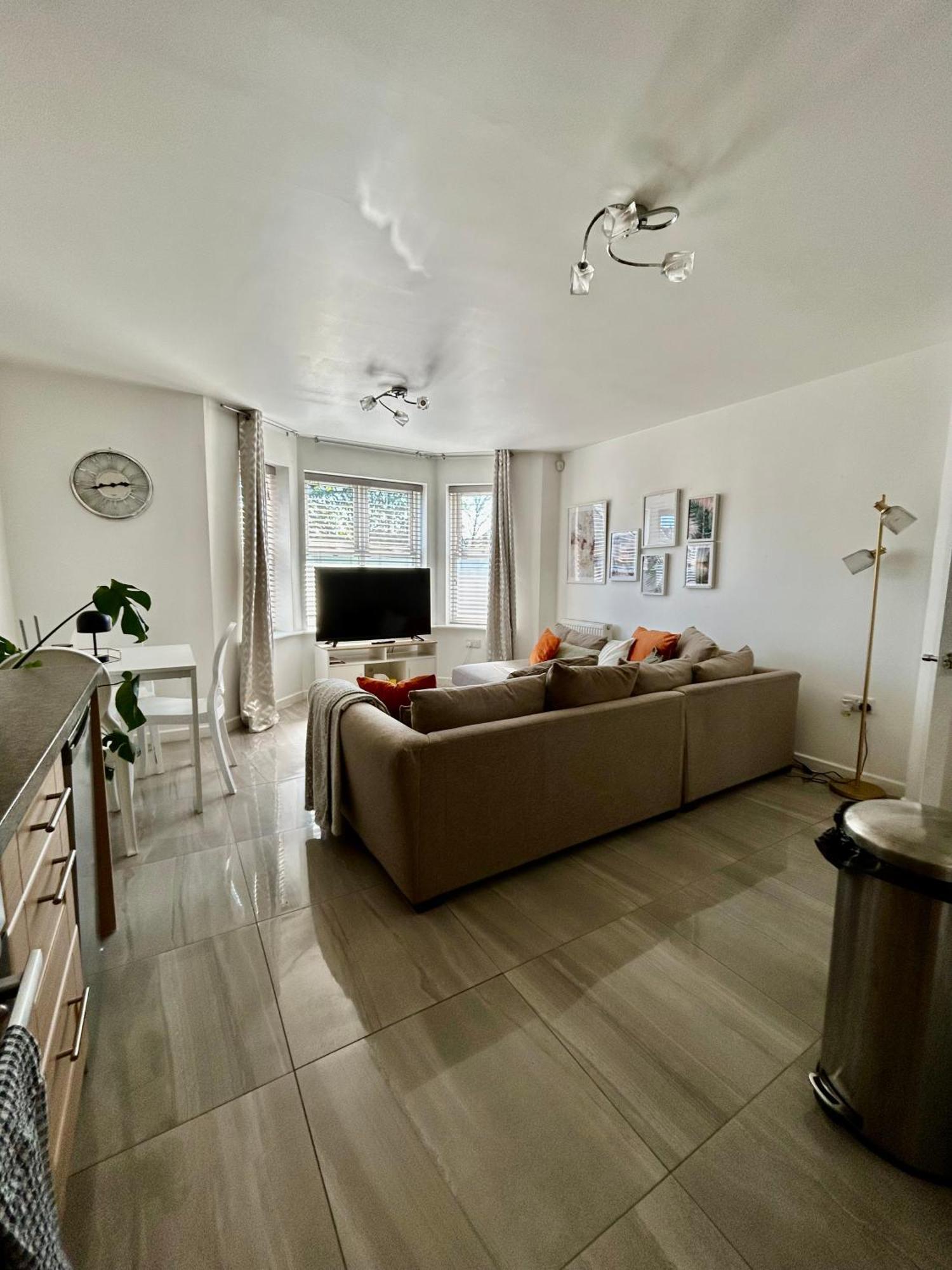 Modern 2 Bed With Free Parking And Netflix