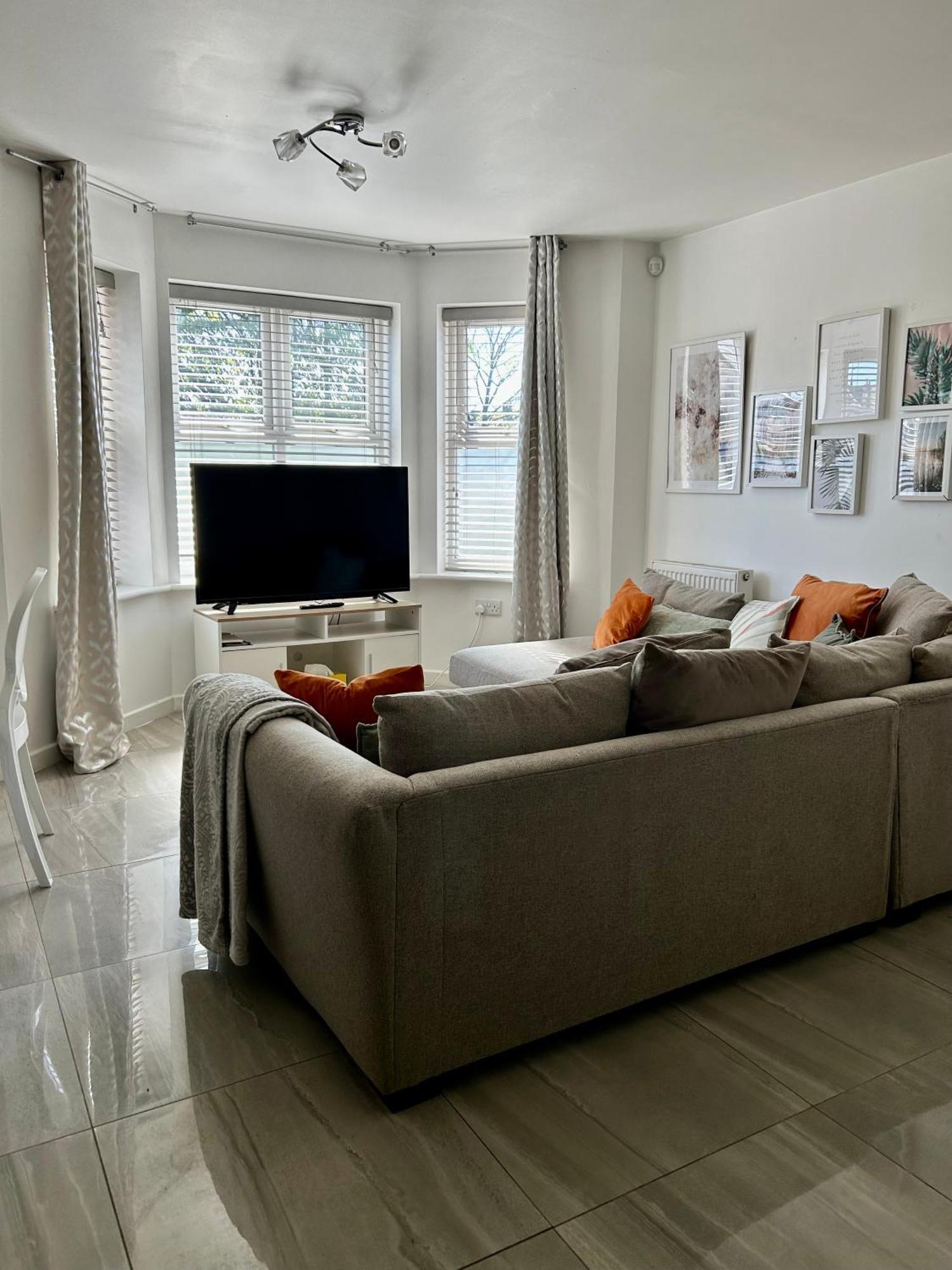 Modern 2 Bed With Free Parking And Netflix